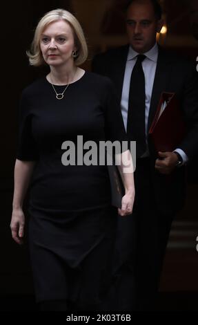 Die britische Premierministerin Liz Truss verlässt die Downing Street Nr. 10, um zum Parlamentsgebäude zu gehen, um sich mit den Parlamentsabgeordneten zu Ehren ihrer Majestät Königin Elizabeth II. Zu treffen, die gestern in ihrem Haus in Balmoral, Schottland, am Freitag, dem 09. September 2022, gestorben ist. Königin Elizabeth II. Starb im Alter von 96 Jahren, umgeben von ihrer nahen Familie, nachdem sie siebzig Jahre lang als Monarch im Vereinigten Königreich und im Commonwealth gedient hatte. König Charles III. Kam aus Balmoral am Buckingham Palace zu großem Applaus und Gesang aus den Scharen der Wohlwollenden. Foto von Hugo Philpott/UPI Stockfoto