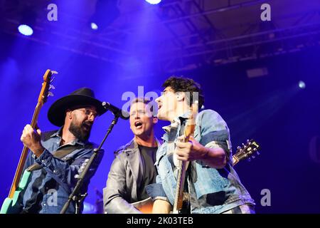 Gstaad, Bern, Schweiz. 9.. September 2022. Mit den US-Country-Legenden Marty Stuart, Carly Pearce, Rhonda Vincent und dem Schweizer Superstar Bastian Baker im Festivalzelt in Gstaad in den Schweizer alpen. Auf der Bühne: Bastian Baker. Quelle: Armin Berger/Alamy Live News Stockfoto