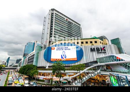 BANGKOK, THAILAND - 1.11.2019: Blick auf das MBK Einkaufszentrum in Bangkok City. Das moderne Gebäude ist eines der größten Einkaufszentren in Thailand. Schweres c Stockfoto