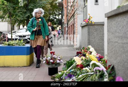 KIEW, UKRAINE - 9. SEPTEMBER 2022 - Menschen bringen Blumen zur britischen Botschaft, um ihre letzte Ehre an Königin Elisabeth II. Zu erweisen, die eine verstorben ist Stockfoto