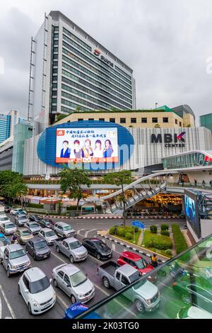 BANGKOK, THAILAND - 1.11.2019: Blick auf das MBK Einkaufszentrum in Bangkok City. Das moderne Gebäude ist eines der größten Einkaufszentren in Thailand. Schweres c Stockfoto