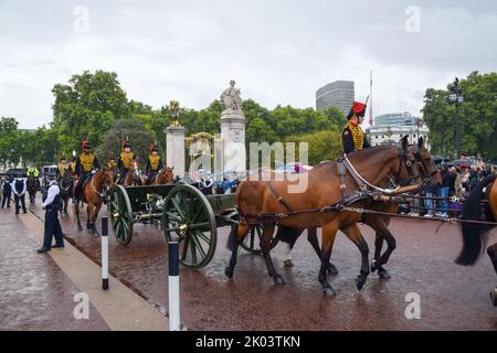 London, Großbritannien. 9. September 2022. Die Königstruppe, die Royal Horse Artillery, kommt am Buckingham Palace vorbei, als Königin Elizabeth II. Im Alter von 96 Jahren stirbt. Kredit: Vuk Valcic/Alamy Live Nachrichten Stockfoto