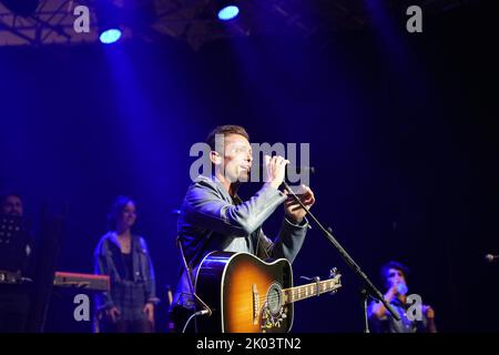 Gstaad, Bern, Schweiz. 9.. September 2022. Mit den US-Country-Legenden Marty Stuart, Carly Pearce, Rhonda Vincent und dem Schweizer Superstar Bastian Baker im Festivalzelt in Gstaad in den Schweizer alpen. Auf der Bühne: Bastian Baker. Quelle: Armin Berger/Alamy Live News Stockfoto