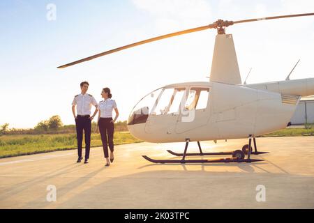 Chinesische Hubschrauberpiloten stehen neben dem Fahrzeug Stockfoto