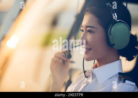Chinesischer Pilot sitzt im Helikopter-Cockpit Stockfoto