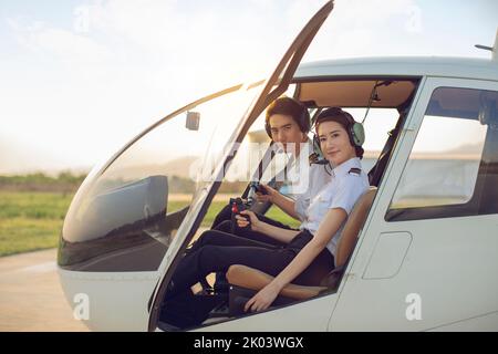 Chinesische Piloten sitzen im Hubschrauber-Cockpit Stockfoto