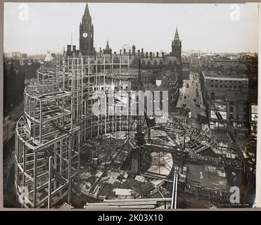 Central Public Library, St. Peter's Square, Manchester, 1930 - 1934. Erhöhte Ansicht der zentralen öffentlichen Bibliothek während des Baus, wobei etwa ein Drittel der Stahlrahmen des äußeren Rings konstruiert wurden. Die Central Public Library wurde von E. Vincent Harris entworfen. Die Stahlrahmen wurden von Bister, Walton and Co Ltd. Hergestellt Stockfoto