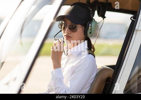Chinesischer Pilot sitzt im Helikopter-Cockpit Stockfoto