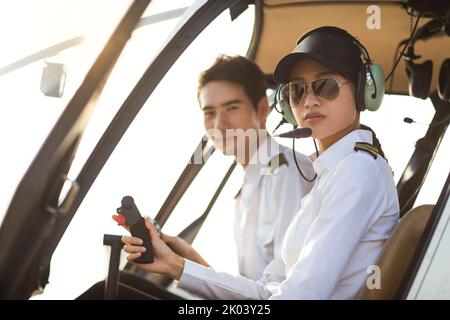Chinesische Piloten sitzen im Hubschrauber-Cockpit Stockfoto