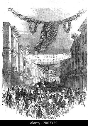 High-Street, Barnstaple, 1854. Feierlichkeiten zur Eröffnung der North Devon Railway. „Der Tag wurde für allgemeine Freude im ganzen Bezirk beiseite gelegt... Eine Prozession, angeführt von einer Truppe der North Devon berittenen Gewehre, die dann gebildet wurde, die die Bürgermeister und Stadträte von Exeter, Barnstaple, Bideford, Torrington, Southmulton, Die Loge der Odd Fellows und Freimaurer, Gewerkschaften, Eisenbahndirektoren, Richter und Adel des Landkreises, begleitet von mehreren Bands mit Musik und entsprechenden Fahnen, Bannern und Geräten. Die Prozession marschierte durch die Hauptstraßen von t Stockfoto