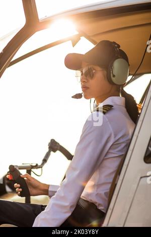 Chinesischer Pilot sitzt im Helikopter-Cockpit Stockfoto