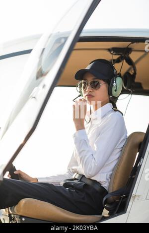 Chinesischer Pilot sitzt im Helikopter-Cockpit Stockfoto