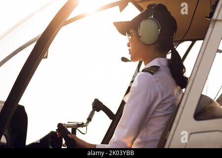 Chinesischer Pilot sitzt im Helikopter-Cockpit Stockfoto