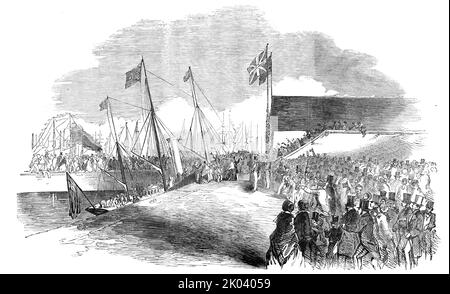 Ihre Majestät landete in Grimsby, 1854. Königin Victoria besucht Lincolnshire. „Die Königin wurde bei der Landung vom Bürgermeister und der Korporation von Grimsby empfangen... Ihre Majestät kam kurz nach halb zwölf Uhr... inmitten des Feuers der Artillerie und der herzlichsten Akklamationen. Die Passagierstation am Dock wurde zu diesem Zweck eingerichtet und war elegant drapiert; das untere Ende war von privilegierten Zuschauern besetzt, die Eintrittskarten erhalten hatten; während dem Eingang ein Dais gegenüberstand, überragt von einem Baldachin aus purpurfarbenem Samt. Auf dem Dais waren Staatsstühle für die Königin und den Prinzen Stockfoto