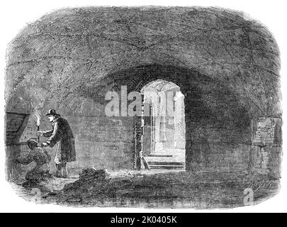 Unterirdischer Raum unter dem Haus, No.1, Old Fish-Street, St. Paul's, 1854. Antikes Gebäude in der City of London. Es scheint, dass während einiger kürzlicher Veränderungen...einige Gewölbe entdeckt wurden...die innere Kammer, die die kleinere der beiden ist, enthält einen erhöhten Sitz, überdachtet, und zum Teil perfekt. In den seitlichen Aussparungen befinden sich Steinplatten, die ein Schriftsteller im Literaturanzeiger... als "Schränke oder Schließfächer gebildet zu haben, die fest mit starken Eisenklemmen befestigt sind. In einer dieser Aussparungen [war] ein Marmortrog... der, von seiner eigenartigen Form her, die Vorstellung nahelegt, dass es das war Stockfoto