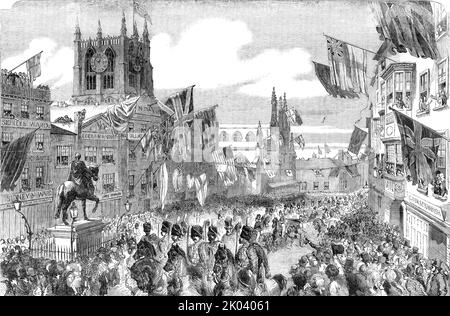 Der Besuch Ihrer Majestät in Hull - die Prozession auf dem Marktplatz, 1854. Königin Victoria besucht Yorkshire. Die Bewohner bezeugten ihre loyale Hingabe durch eine so allgemeine Beleuchtung, dass entlang ganzer Straßen kaum ein Haus zu sehen war, das keine oder andere Einrichtung besaß. Die Hauptauslage war auf dem Marktplatz und in Whitefriargate, wo Triumphbögen mit Licht blendeten und das Wilberforce-Denkmal und die vergoldete Statue von König Wilhelm III. In kühnes Relief geworfen wurden. Ein sehr schöner Effekt wurde durch das Aufleuchten des Buntglasfensters von im Inneren erzeugt Stockfoto