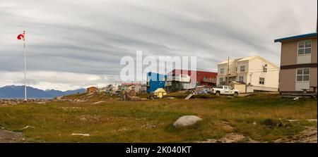 Panorama der Häuser am Pond Inlet am Eclipse Sound, Baffin Island, Nunavut, Kanada. Stockfoto