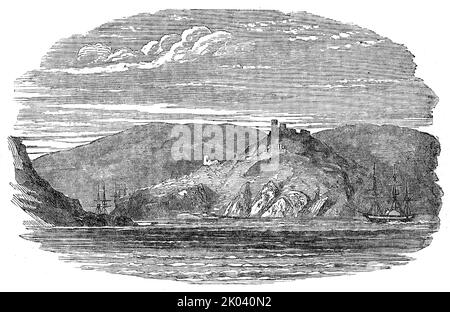 Eintritt zum Hafen von Balaclava, 1854. Krimkrieg. "Die Stadt Balaclava liegt in der Nähe des Hafens, am Fuße des Berges, aber es ist nicht mit gutem Wasser ausgestattet. Da der Hafen tief ist, von hohen Bergen geschützt und zum Meer hin zusammengezogen ist, sind seine Gewässer im Allgemeinen so ruhig wie die eines Teiches. Die Länge des Hafens überschreitet nicht mehr als anderthalb Werst und seine Breite beträgt etwa 200 Faden. Der Eingang ist sehr tief; dennoch, innerhalb der hohen Felsen begrenzt, läßt sein Kanal kaum zwei Schiffe zu, um abreast zu segeln... travel alte Festung, wie alle starken Plätze des Genueser Stockfoto