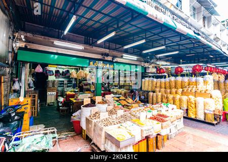 BANGKOK, THAILAND - 1.11.2019: Markt im China-Viertel in Bangkok, Thailand. Essen, Obst und andere Waren auf der Straße. Die Völker sind es Stockfoto