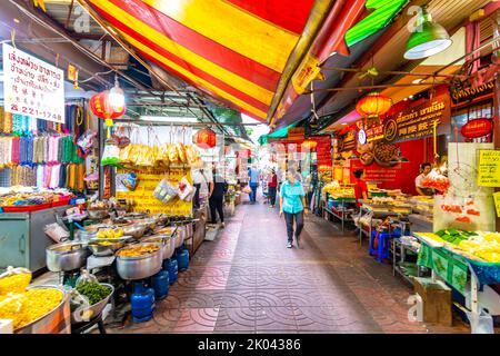 BANGKOK, THAILAND - 1.11.2019: Markt im China-Viertel in Bangkok, Thailand. Essen, Obst und andere Waren auf der Straße. Die Völker sind es Stockfoto