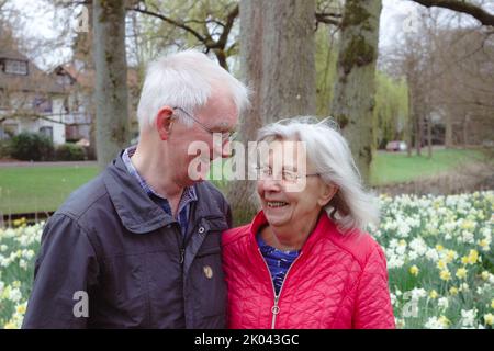 Lächelndes Rentnerpaar im Park Stockfoto