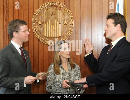 Bei der Zeremonie vereidigung von Doug Criscitello, Chief Financial Officer von HUD, mit Sekretär Shaun Donovan und dem stellvertretenden Sekretär Ron Sims unter den hochrangigen Beamten. Stockfoto