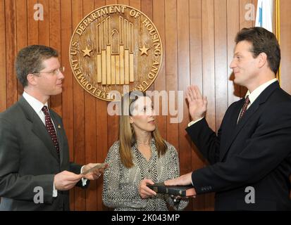 Bei der Zeremonie vereidigung von Doug Criscitello, Chief Financial Officer von HUD, mit Sekretär Shaun Donovan und dem stellvertretenden Sekretär Ron Sims unter den hochrangigen Beamten. Stockfoto