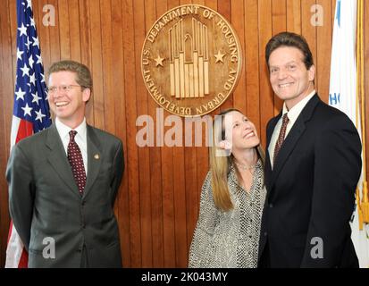 Bei der Zeremonie vereidigung von Doug Criscitello, Chief Financial Officer von HUD, mit Sekretär Shaun Donovan und dem stellvertretenden Sekretär Ron Sims unter den hochrangigen Beamten. Stockfoto