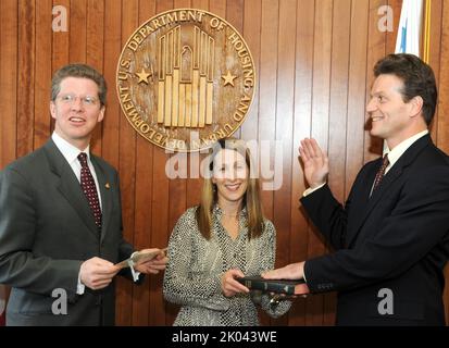 Bei der Zeremonie vereidigung von Doug Criscitello, Chief Financial Officer von HUD, mit Sekretär Shaun Donovan und dem stellvertretenden Sekretär Ron Sims unter den hochrangigen Beamten. Stockfoto