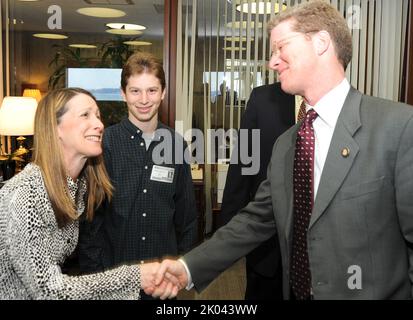 Bei der Zeremonie vereidigung von Doug Criscitello, Chief Financial Officer von HUD, mit Sekretär Shaun Donovan und dem stellvertretenden Sekretär Ron Sims unter den hochrangigen Beamten. Stockfoto