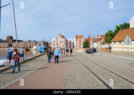 Hansestadt Wismar, Mecklenburg-Vorpommern, Deutschland, Europa, August 22, 2022: Tag- und Tourismusszene im Alten Hafen. Stockfoto