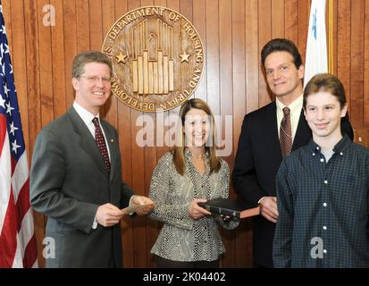 Bei der Zeremonie vereidigung von Doug Criscitello, Chief Financial Officer von HUD, mit Sekretär Shaun Donovan und dem stellvertretenden Sekretär Ron Sims unter den hochrangigen Beamten. Stockfoto