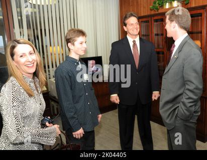 Bei der Zeremonie vereidigung von Doug Criscitello, Chief Financial Officer von HUD, mit Sekretär Shaun Donovan und dem stellvertretenden Sekretär Ron Sims unter den hochrangigen Beamten. Stockfoto