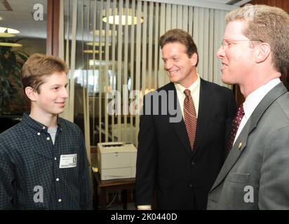 Bei der Zeremonie vereidigung von Doug Criscitello, Chief Financial Officer von HUD, mit Sekretär Shaun Donovan und dem stellvertretenden Sekretär Ron Sims unter den hochrangigen Beamten. Stockfoto