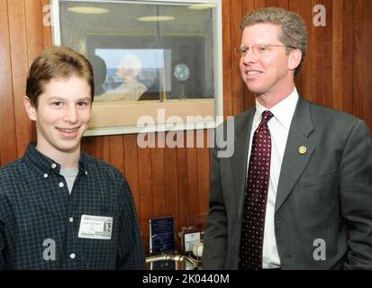 Bei der Zeremonie vereidigung von Doug Criscitello, Chief Financial Officer von HUD, mit Sekretär Shaun Donovan und dem stellvertretenden Sekretär Ron Sims unter den hochrangigen Beamten. Stockfoto