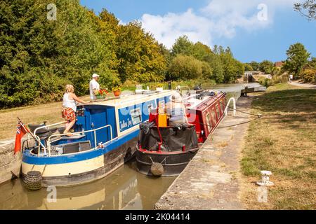 Kanalverengung bei Caen Hill Locks, einem Flug von 29 Schleusen auf dem Kennet- und Avon-Kanal, zwischen Rowde und Devizes in Wiltshire, England. Stockfoto