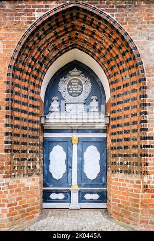 Gotisches Spitzbogenportal, Nikolaikirche, Altstadt von Wismar, Mecklenburg-Vorpommern, Deutschland. Stockfoto