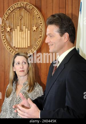 Bei der Zeremonie vereidigung von Doug Criscitello, Chief Financial Officer von HUD, mit Sekretär Shaun Donovan und dem stellvertretenden Sekretär Ron Sims unter den hochrangigen Beamten. Stockfoto