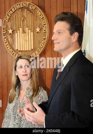 Bei der Zeremonie vereidigung von Doug Criscitello, Chief Financial Officer von HUD, mit Sekretär Shaun Donovan und dem stellvertretenden Sekretär Ron Sims unter den hochrangigen Beamten. Stockfoto