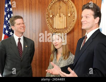 Bei der Zeremonie vereidigung von Doug Criscitello, Chief Financial Officer von HUD, mit Sekretär Shaun Donovan und dem stellvertretenden Sekretär Ron Sims unter den hochrangigen Beamten. Stockfoto