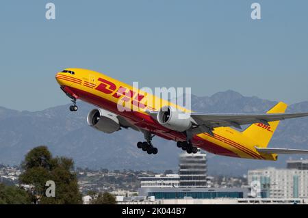 DHL Boeing 767 mit der Registrierung N774CK, durchgeführt von Kalitta Air, Start von LAX, Los Angeles International Airport, gezeigt Stockfoto