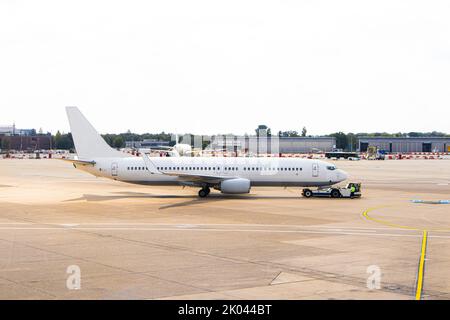 Weißes Passagierflugzeug am Flughafen, Nahaufnahme. Stockfoto