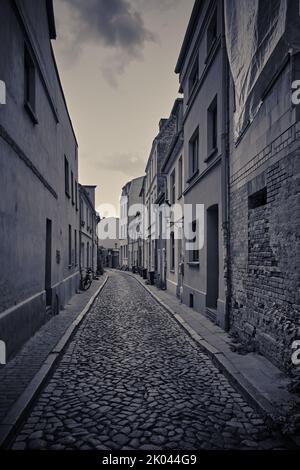 Blick durch die engen Gassen der Altstadt, abgeschieden vom Touristenstrom, hier abgebildet Blueffelstraße, Hansestadt Wismar, Deutschland. Stockfoto