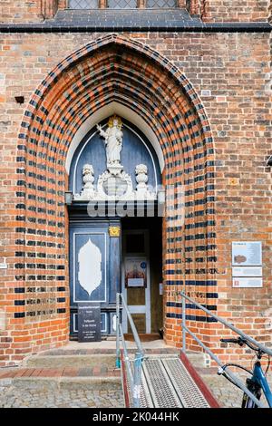 Gotisches Spitzbogenportal, Südseite der Nikolaikirche, Altstadt der Hansestadt Wismar, Deutschland. Stockfoto