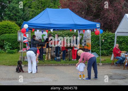 Eine Band, die auf einer Straßenparty auftrat, fand im ländlichen Dorf Turville statt, um das Platin-Jubiläum Ihrer Majestät Königin Elizabeth II. Zu feiern Stockfoto