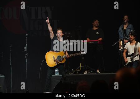 Gstaad, Bern, Schweiz. 9.. September 2022. Mit den US-Country-Legenden Marty Stuart, Carly Pearce, Rhonda Vincent und dem Schweizer Superstar Bastian Baker im Festivalzelt in Gstaad in den Schweizer alpen. Auf der Bühne: Bastian Baker. Quelle: Armin Berger/Alamy Live News Stockfoto