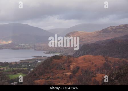 Schönes Landschaftsbild von der Aussicht von Castle Crag auf Derwentwater, Keswick, Skiddaw, Blencathra und Walla Crag im Lake District Stockfoto