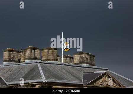 Dumfries House, Ayrshire, Schottland, Großbritannien. Das Herrenhaus, das vom Princes Trust gerettet wurde, unter der Leitung eines Konsortiums des ehemaligen Prinzen von Wales, Prinz Charles, der heute nach dem Tod von Königin Elizabeth II. In Balmoral als König Karl III bekannt ist. Die Flagge flyst am halben Mast auf den Dachflächen. Prinz Charles verließ von hier nach Balmoral zu reisen, wo seine Mutter starb und er wurde König Charles III Credit : Alister Firth / Alamy Live News Stockfoto