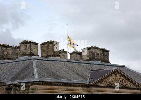 Dumfries House, Ayrshire, Schottland, Großbritannien. Das Herrenhaus, das vom Princes Trust gerettet wurde, unter der Leitung eines Konsortiums des ehemaligen Prinzen von Wales, Prinz Charles, der heute nach dem Tod von Königin Elizabeth II. In Balmoral als König Karl III bekannt ist. Die Flagge flyst am halben Mast auf den Dachflächen. Prinz Charles verließ von hier nach Balmoral zu reisen, wo seine Mutter starb und er wurde König Charles III Credit : Alister Firth / Alamy Live News Stockfoto