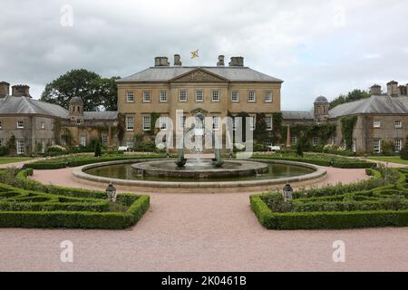 Dumfries House, Ayrshire, Schottland, Großbritannien. Das Herrenhaus, das vom Princes Trust gerettet wurde, unter der Leitung eines Konsortiums des ehemaligen Prinzen von Wales, Prinz Charles, der heute nach dem Tod von Königin Elizabeth II. In Balmoral als König Karl III bekannt ist. Die Flagge flyst am halben Mast auf den Dachflächen. Prinz Charles verließ von hier nach Balmoral zu reisen, wo seine Mutter starb und er wurde König Charles III Credit : Alister Firth / Alamy Live News Stockfoto